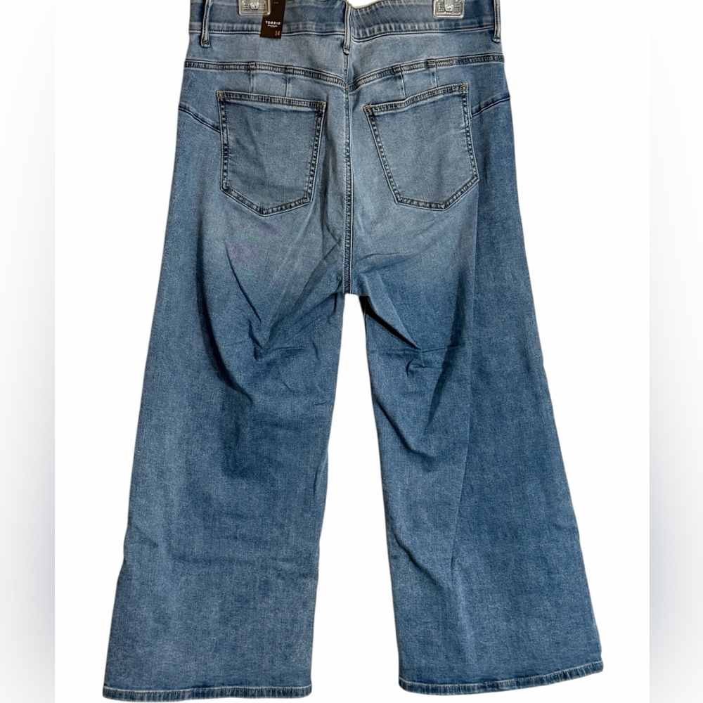 torrid Medium Blue Denim Bombshell Wide Leg Ankle Crop Jeans sz 14 - Picture 2 of 12